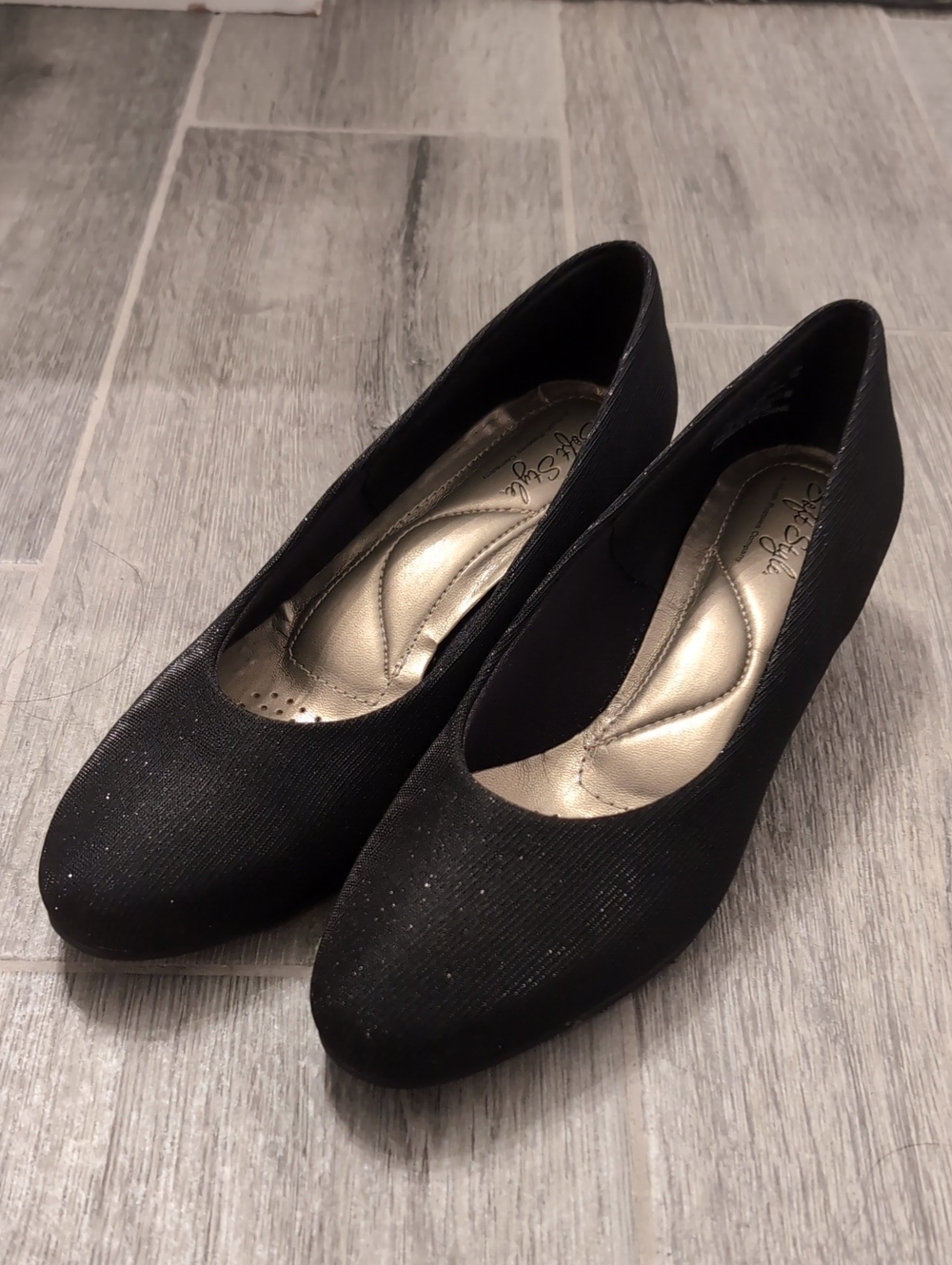 Soft Style Black Mid-Heel Fabric Pumps